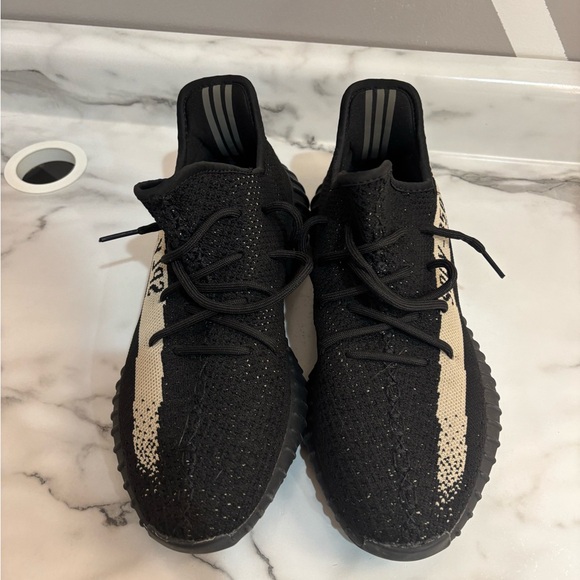 Yeezy Boost 350 V2 Oreo Size 10.5 - Picture 1 of 6